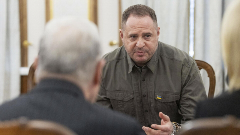 Отставка Ермака меняет всю конфигурацию власти на Украине, считает эксперт